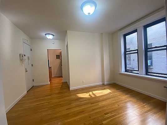 4th image of 304 W 14th St APT 4A