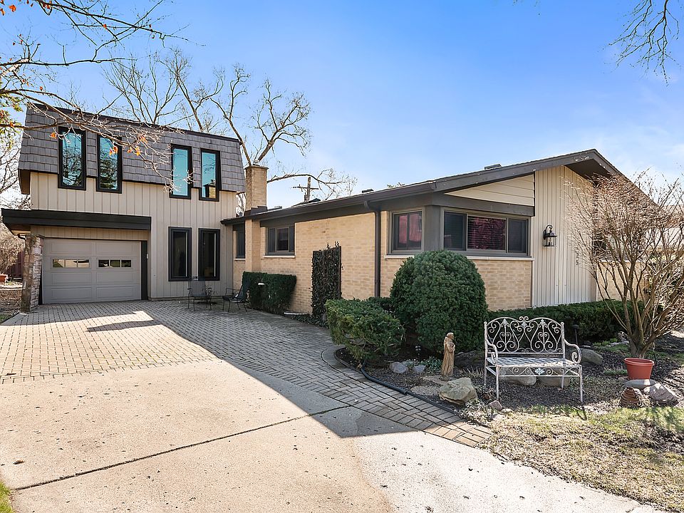 1st image of 135 Fernwood Dr