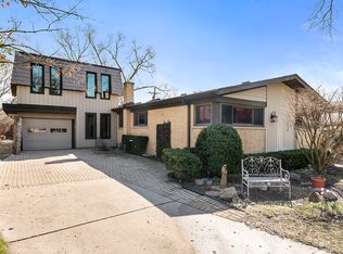 135 Fernwood Dr, Glenview, IL
