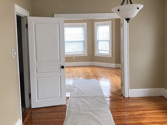 4th image of 368 Pleasant St #2