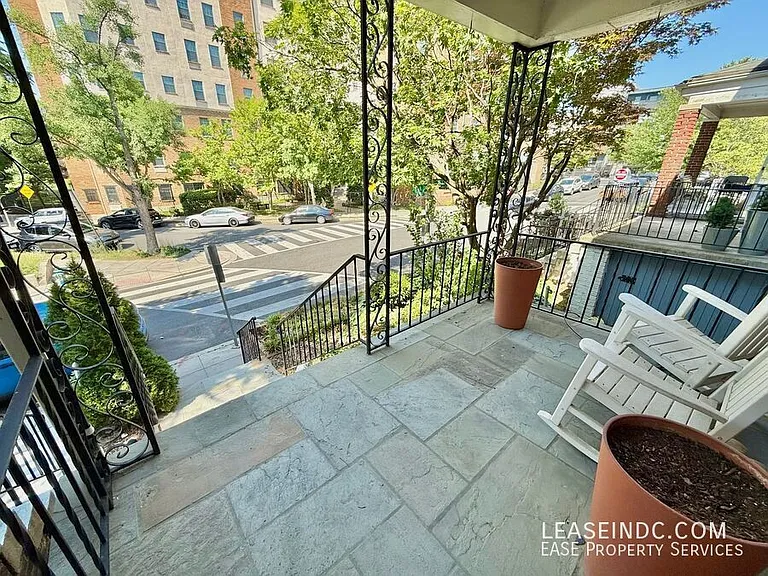 1414 Oak St NW — Photo 2