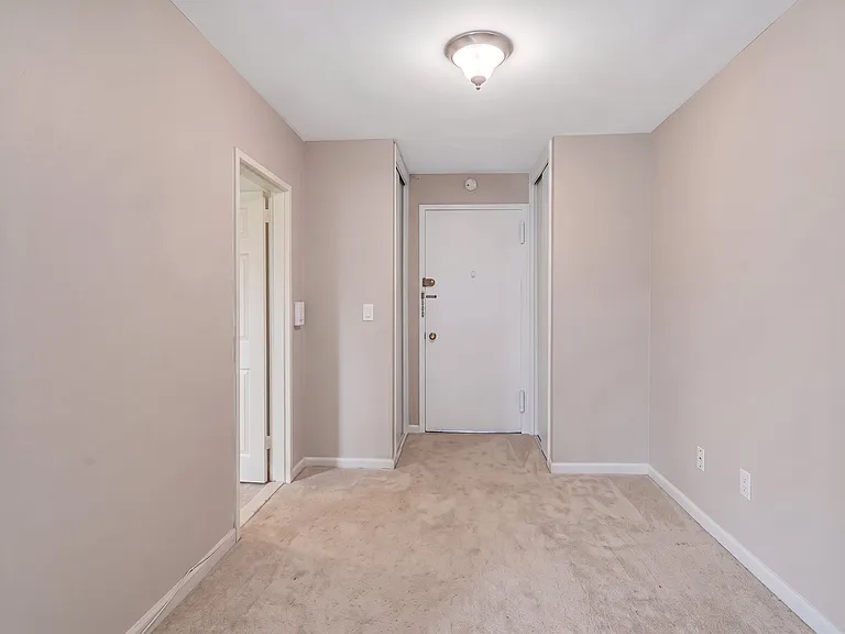 420 Park Pl #5C — Photo 3