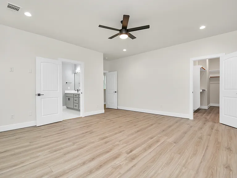 Main bedroom (3rd floor)