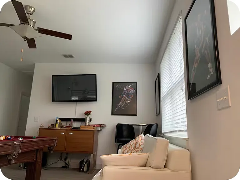 2209 Maxwell Ln — Photo 3