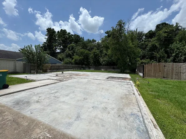 8715 Victoria Forest Dr, Houston, TX 77088