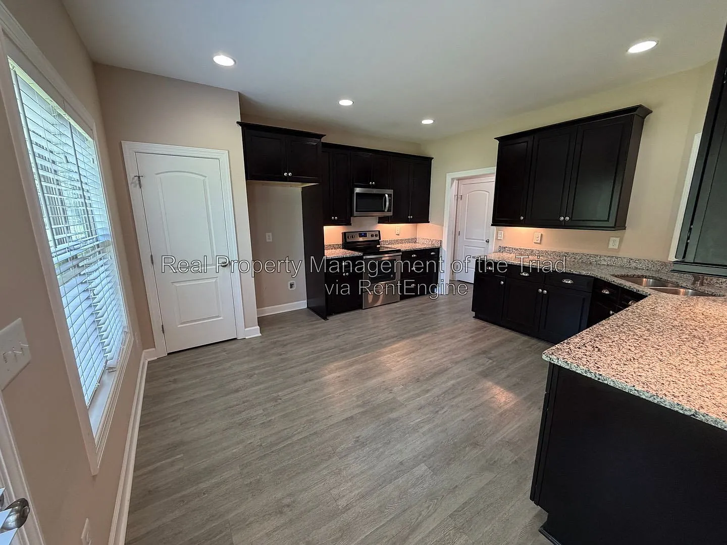 4 bed, 2.5 bath, 2283 sqft, $2,150 — Photo 3