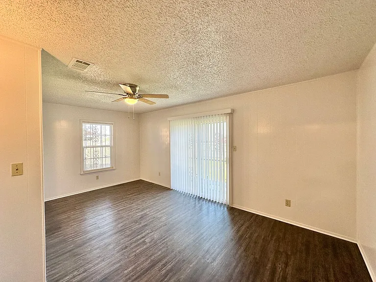 1501 Farhills Dr — Photo 14