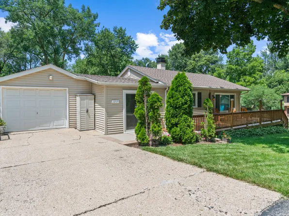 1217 Pine St, Lake In The Hills, IL 60156