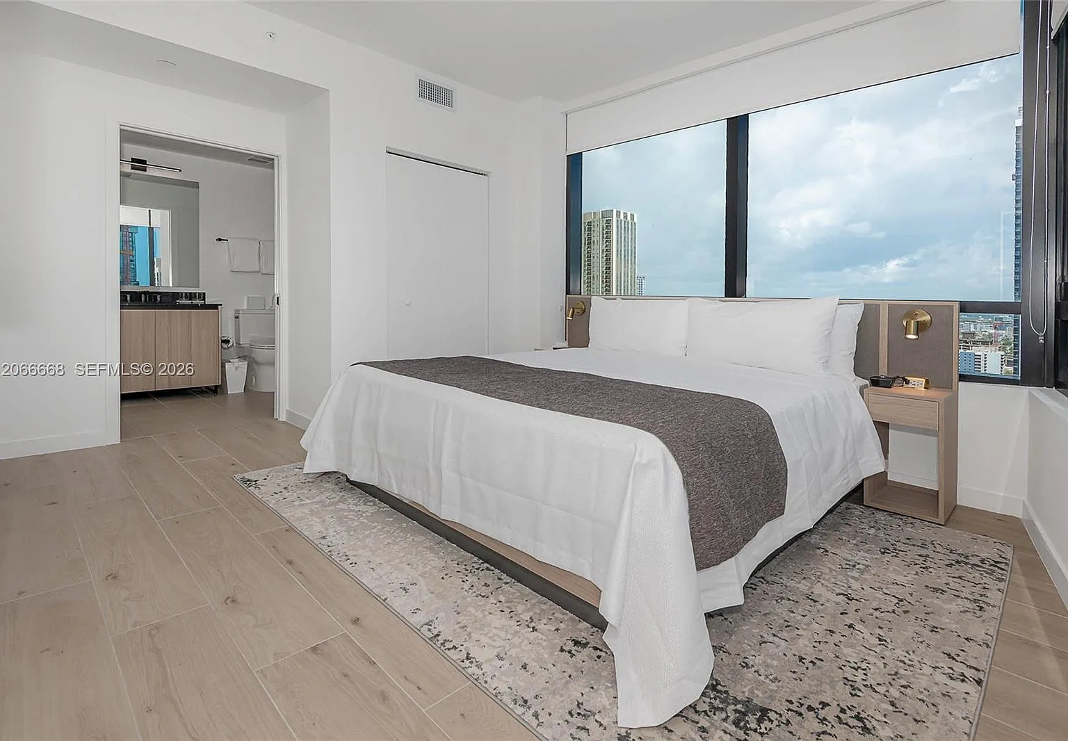 District 225 Condo — Photo 3