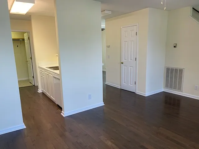 902 Nottingham Dr — Photo 4