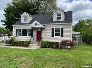 16 Lakeside Ave, Bloomingdale, NJ 07403