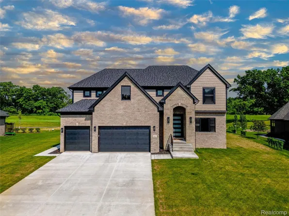 1667 Royal Birkdale Dr, Oxford, MI 48371