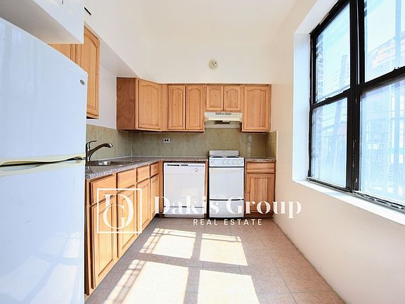 2nd image of 28-02 Crescent St #Gs3