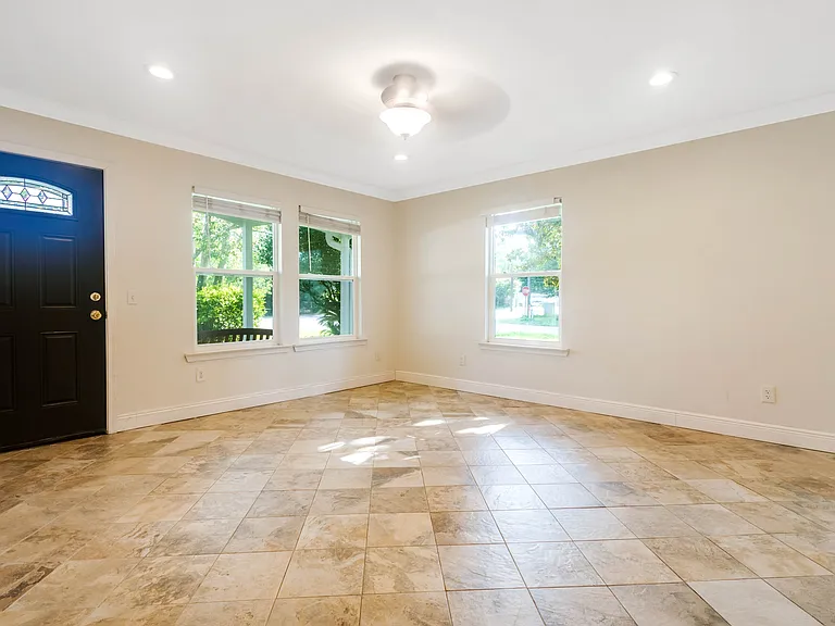 308 Hollywood Blvd SE — Photo 3