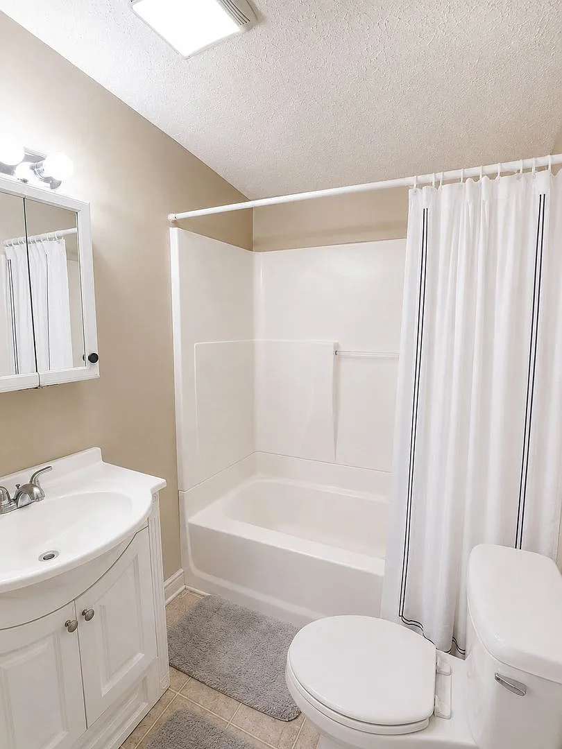 5 Bedroom | 2 Bathroom Campus Rental — Photo 4