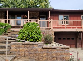 1318 Sunset Dr, Hampton, IA 50441