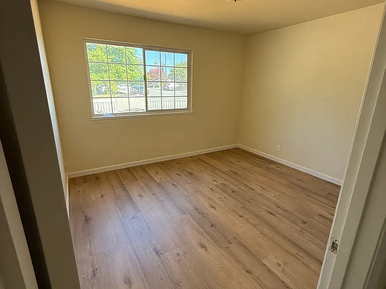 553 Waite Ave — Photo 6