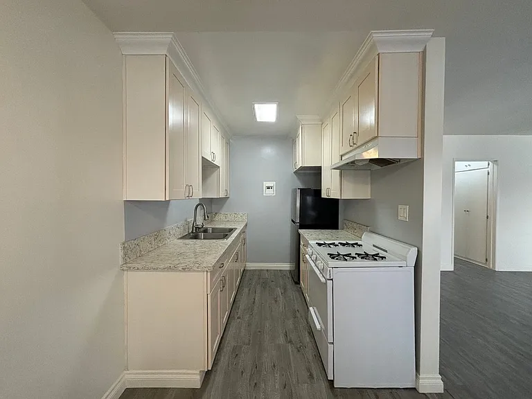 526 E Windsor Rd — Photo 7
