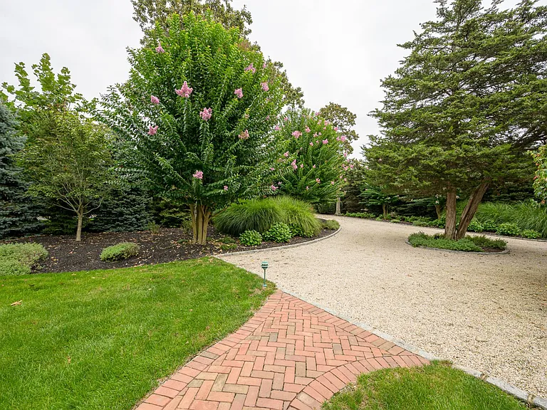 144 Middle Pond Rd — Photo 3