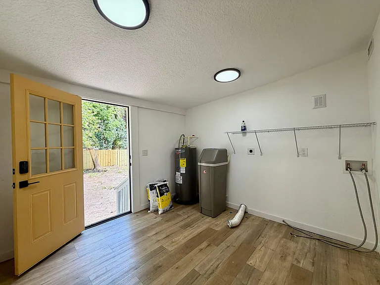 717 King St — Photo 3