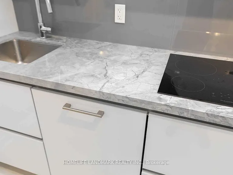 2221 Yonge St #2510 — Photo 10