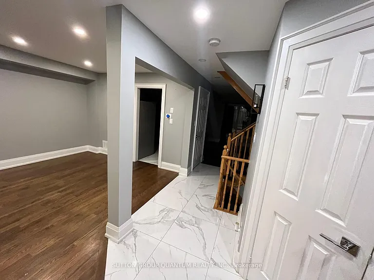 135 Mowat Cres — Photo 3