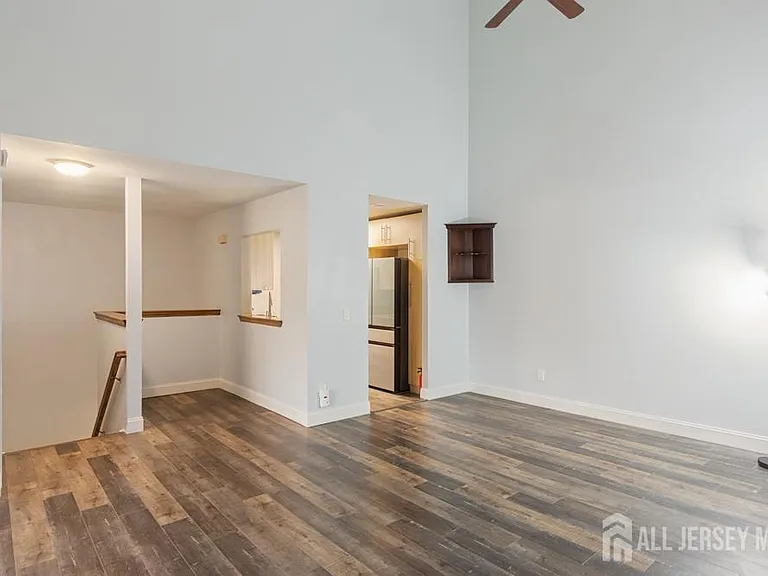 208 Sunshine Ct — Photo 7