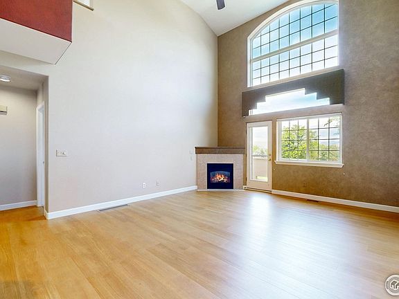 5th image of 551 Clubhouse Dr