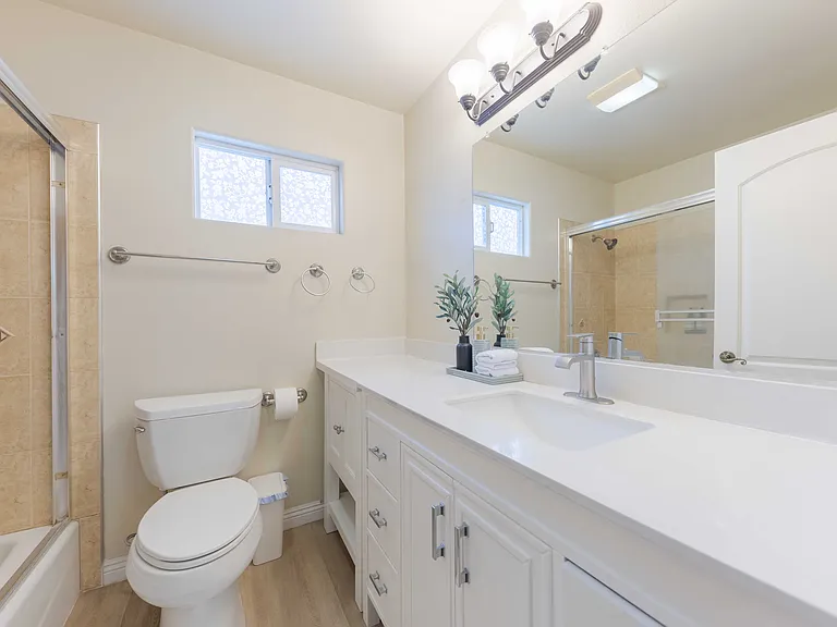 255 S California St — Photo 23