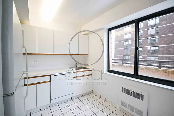 Rented by Olnick Organization | media 32