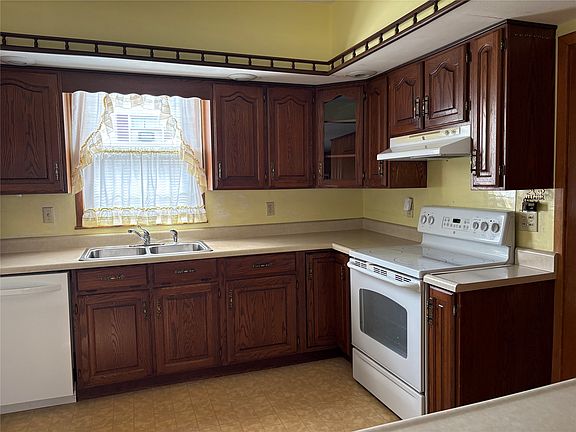 3rd image of 1074 N Center St