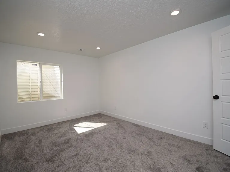 913 W Delorean Ln — Photo 24