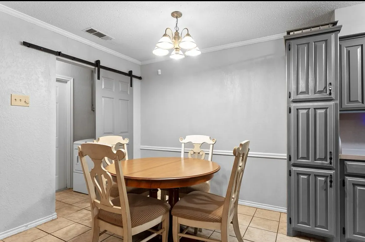 4 bed, 1336 sqft, $2,300 — Photo 4