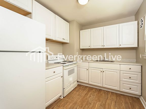 3rd image of 2935 Trent St