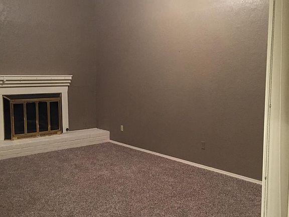 Living room w/fireplace