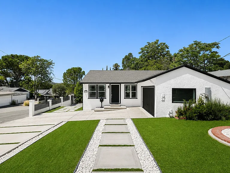 10337 Pinyon Ave — Photo 1