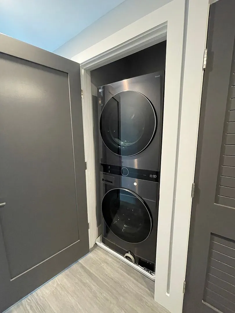 Charming 3 Bedroom-No Broker Fee — Photo 3