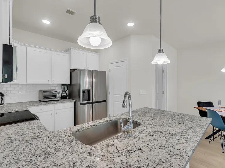 1110 Silverbend Trl — Photo 4