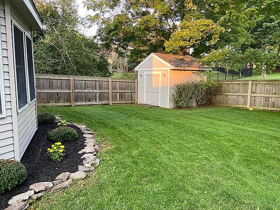 4th image of 544 Woodlake Dr