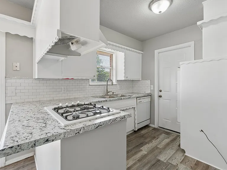 504 Armstrong St — Photo 4