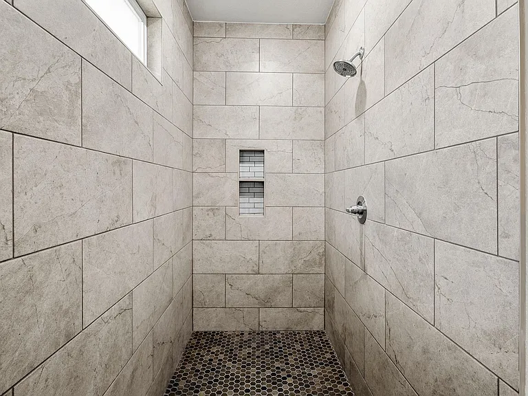 410 W Avenue C — Photo 20