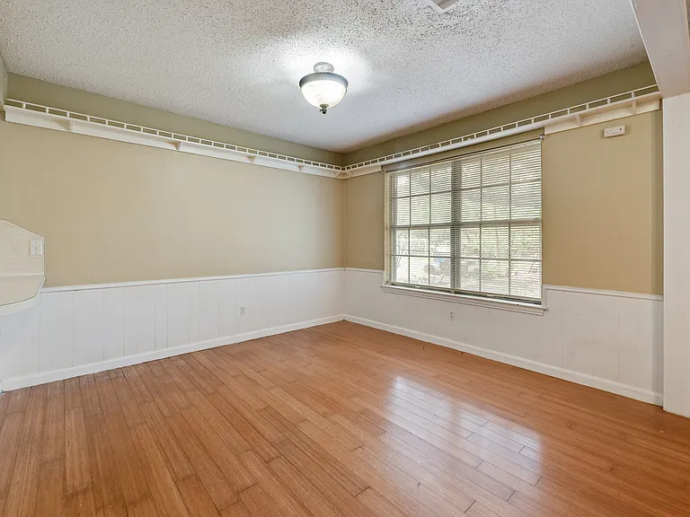 512 E Willow Ln — Photo 17