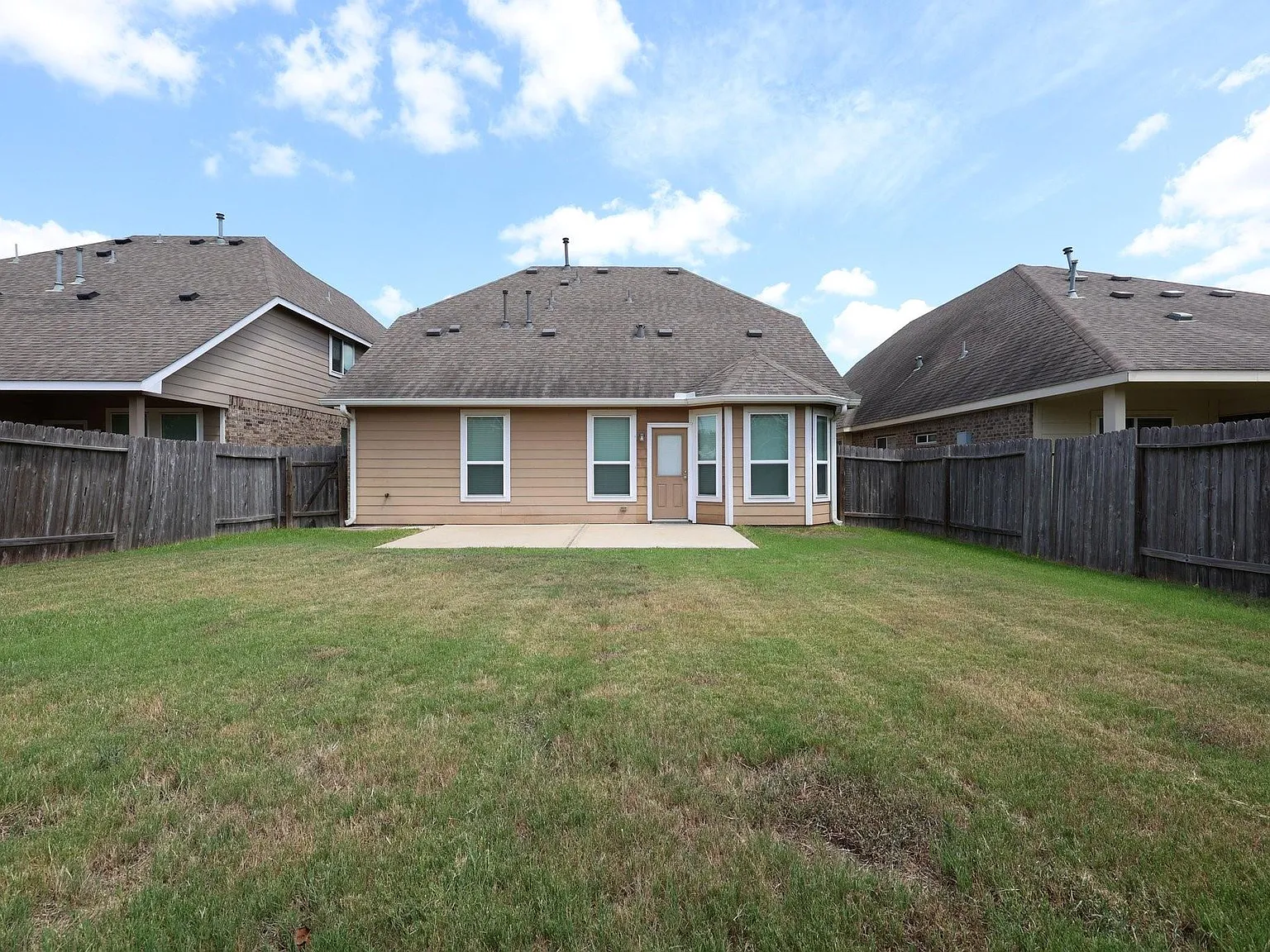 4 bed, 3.5 bath, 2397 sqft, $2,250 — Photo 4