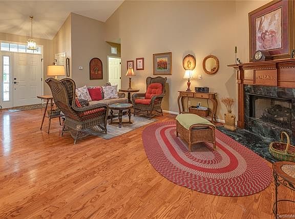 3rd image of 39 Whistlewood Ln