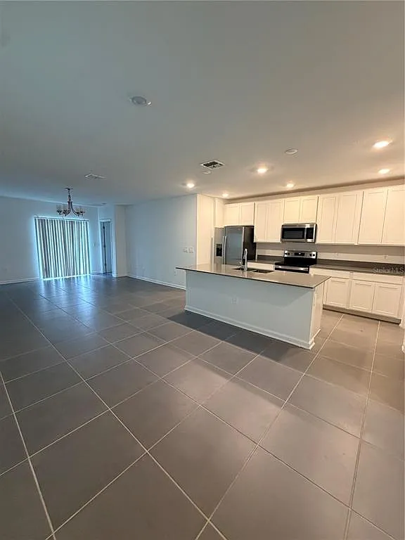 5 bed, 2.5 bath, 2430 sqft, $2,475 — Photo 2