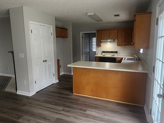 5th image of 233 Primrose Dr