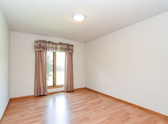 3rd image of 988 Belle Plaine Ave