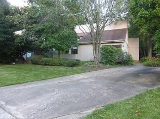 9323 Raintree Rd, Burke, VA 22015