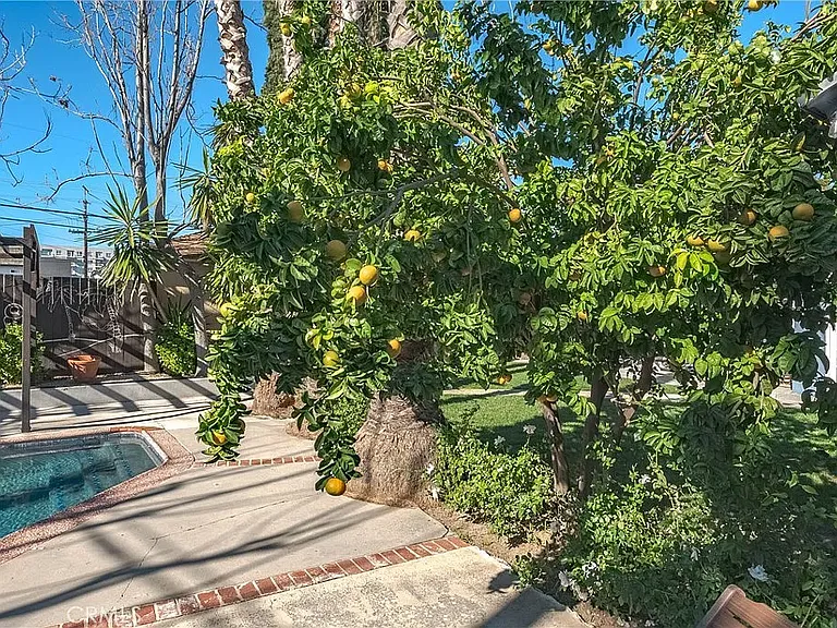 20852 Kittridge St — Photo 6