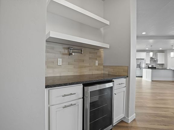 4th image of 1375 Jolly Roger Ave